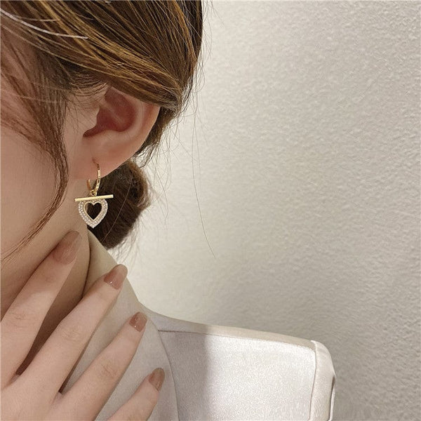 Cercei in forma de inima aurie cu pietre strass, ace de argint S925