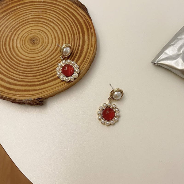 Cercei rotunzi cu perla si pandantiv cu piatra rosie si perle mici, ace de argint S925