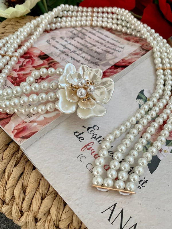 Curea cu patru randuri de perle cu catarama tip floare accesorizata cu pietre strass