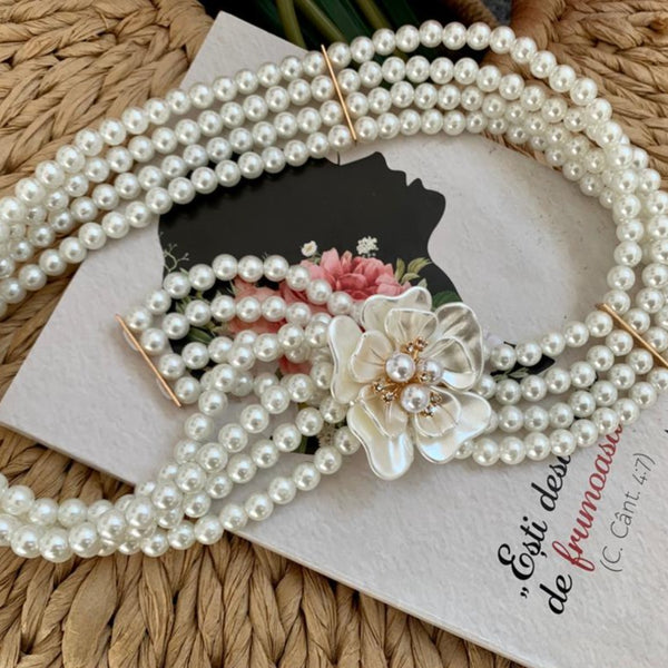 Curea cu patru randuri de perle cu catarama tip floare accesorizata cu pietre strass