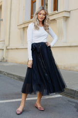 Fusta Camille neagra midi din tulle moale cu elastic accesorizat cu funda in talie si insertii de dantela