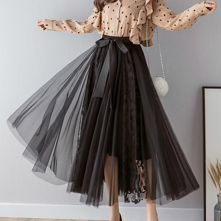 Fusta Camille neagra midi din tulle moale cu elastic accesorizat cu funda in talie si insertii de dantela
