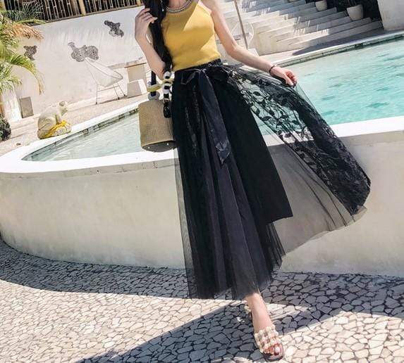 Fusta Camille neagra midi din tulle moale cu elastic accesorizat cu funda in talie si insertii de dantela