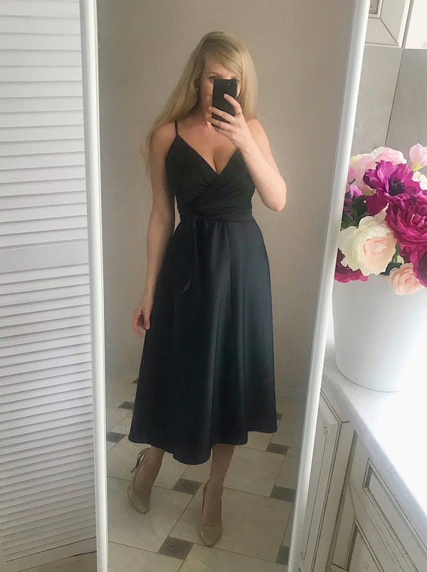 Rochie Sanah neagra cu decolteu in V, bretele subtiri spate gol si fermoar ascuns