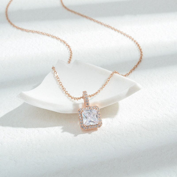 Lantisor pandantiv patrat cu cristal si pietre strass