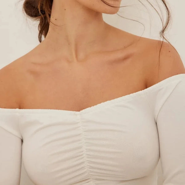 Bluza Manisola alba cu umerii goi si croi mulat